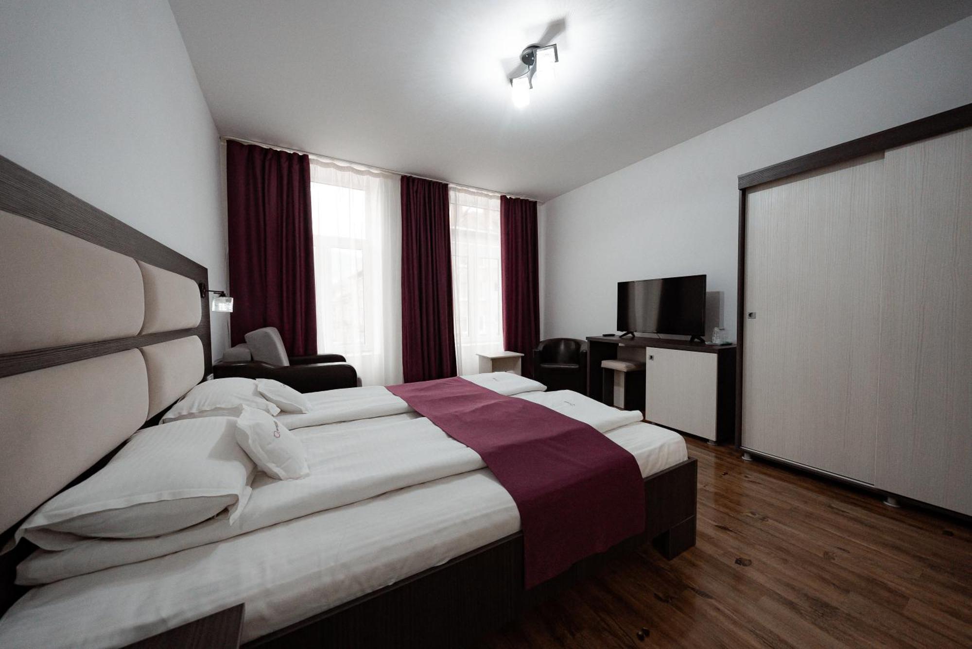 Quantum House Hotel Vatra Dornei Buitenkant foto