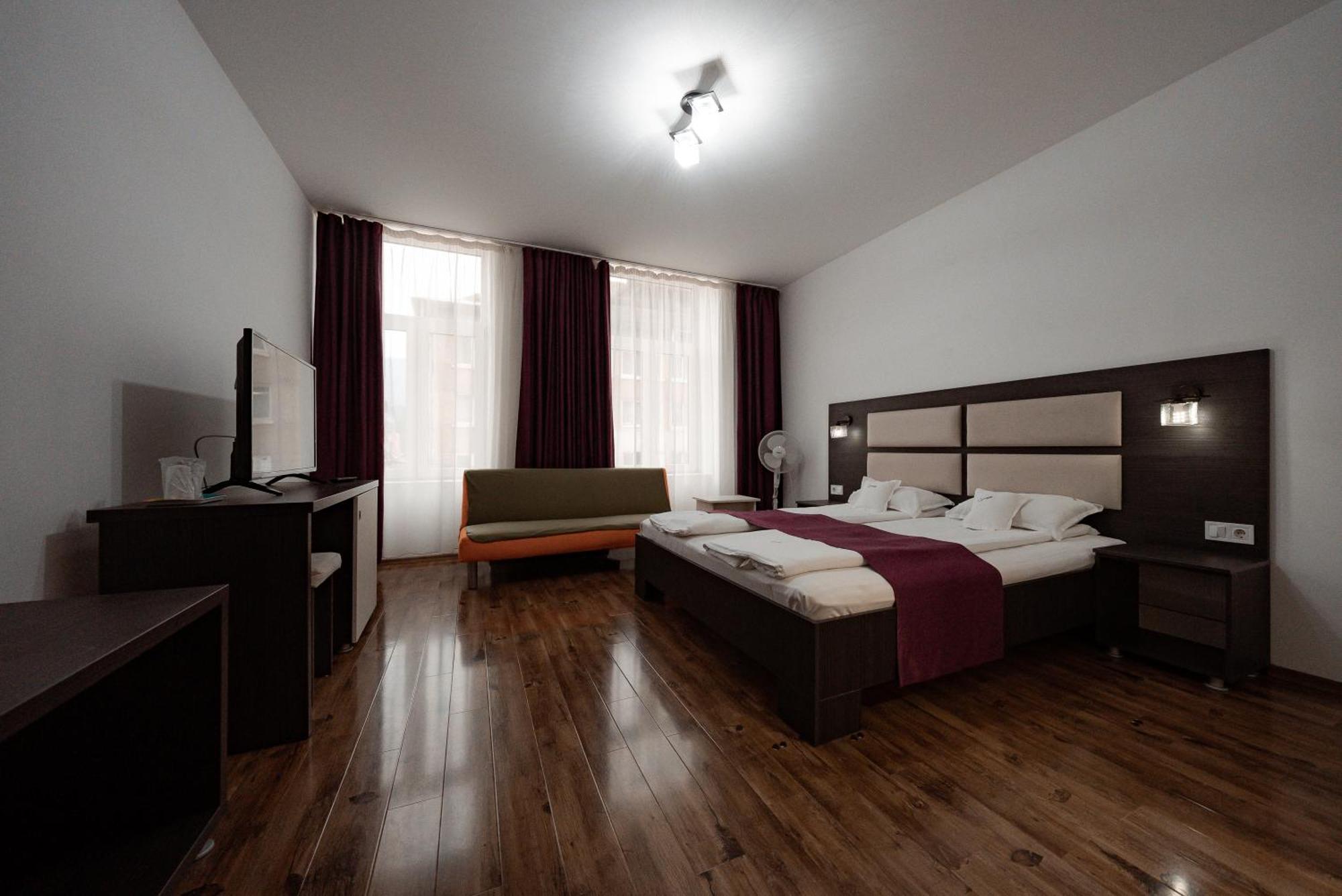 Quantum House Hotel Vatra Dornei Buitenkant foto